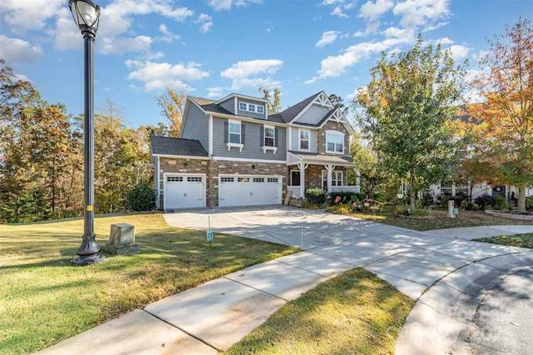 Multigenerational living with 2 full kitchens and 2 laundry rooms