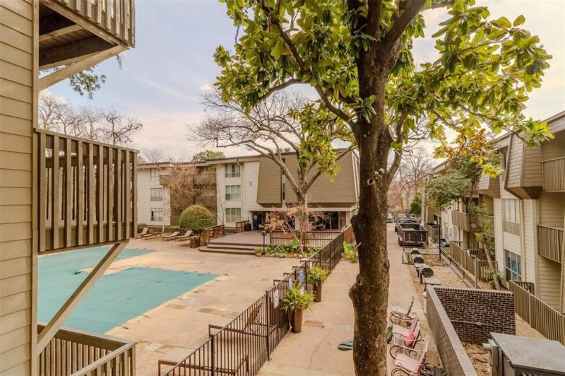 Welcome to the desirable Landmark River Oaks