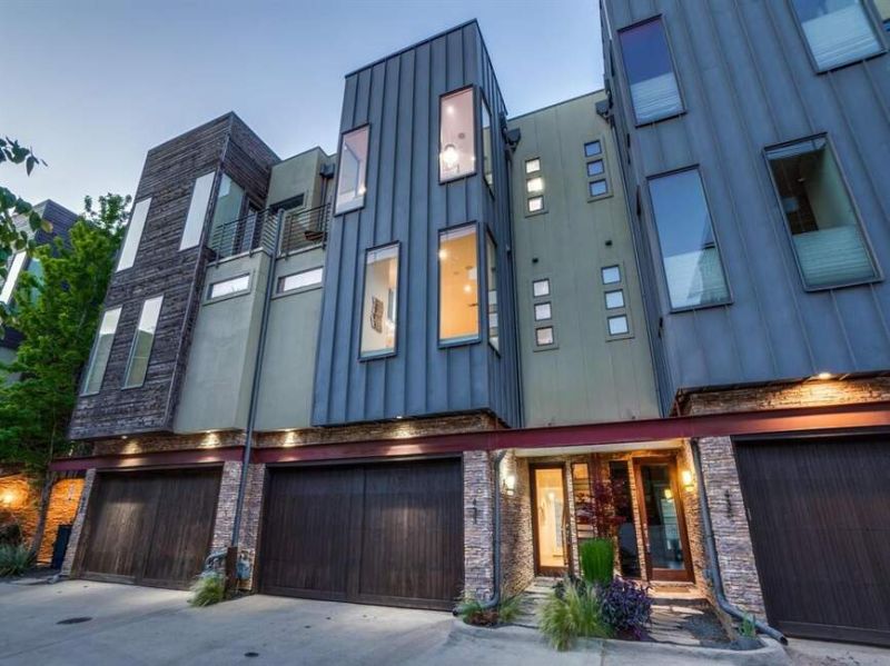 Unobstructed panoramic views of the Downtown