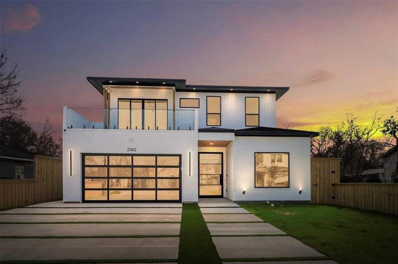 Just five minutes from downtown Dallas, this exceptional