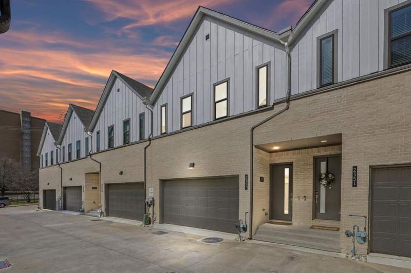 Modern 3 bedroom townhome near Downtown