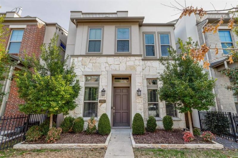 Modern 3-Bedroom Home with Rooftop Deck & Designer