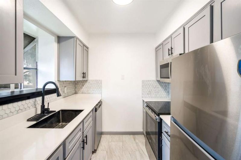 Great move in ready 2nd story corner unit overlooking park like grounds and pool.