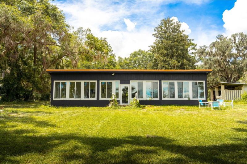 Welcome to your very own paradise on Little Lake Weir