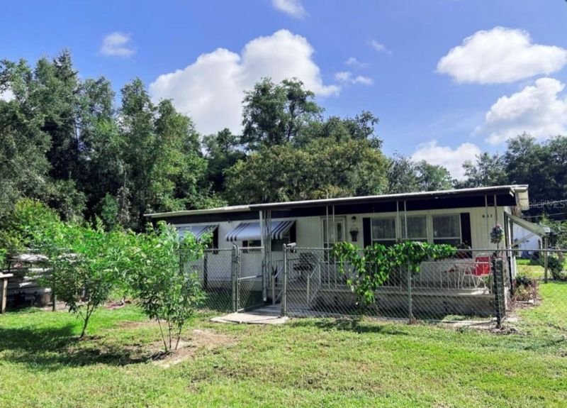 Welcome to this cozy 2/1 manufactured home!
