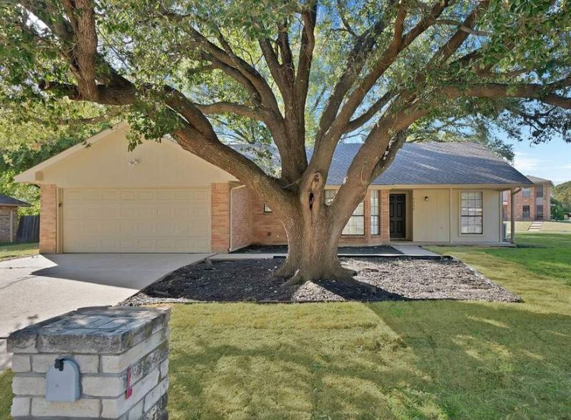 Stunning single-story home in South Arlington’s Overland Stage