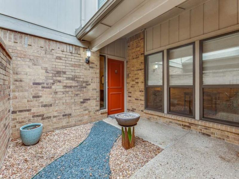 Wonderful low maintenance townhome in desirable Preston Square.